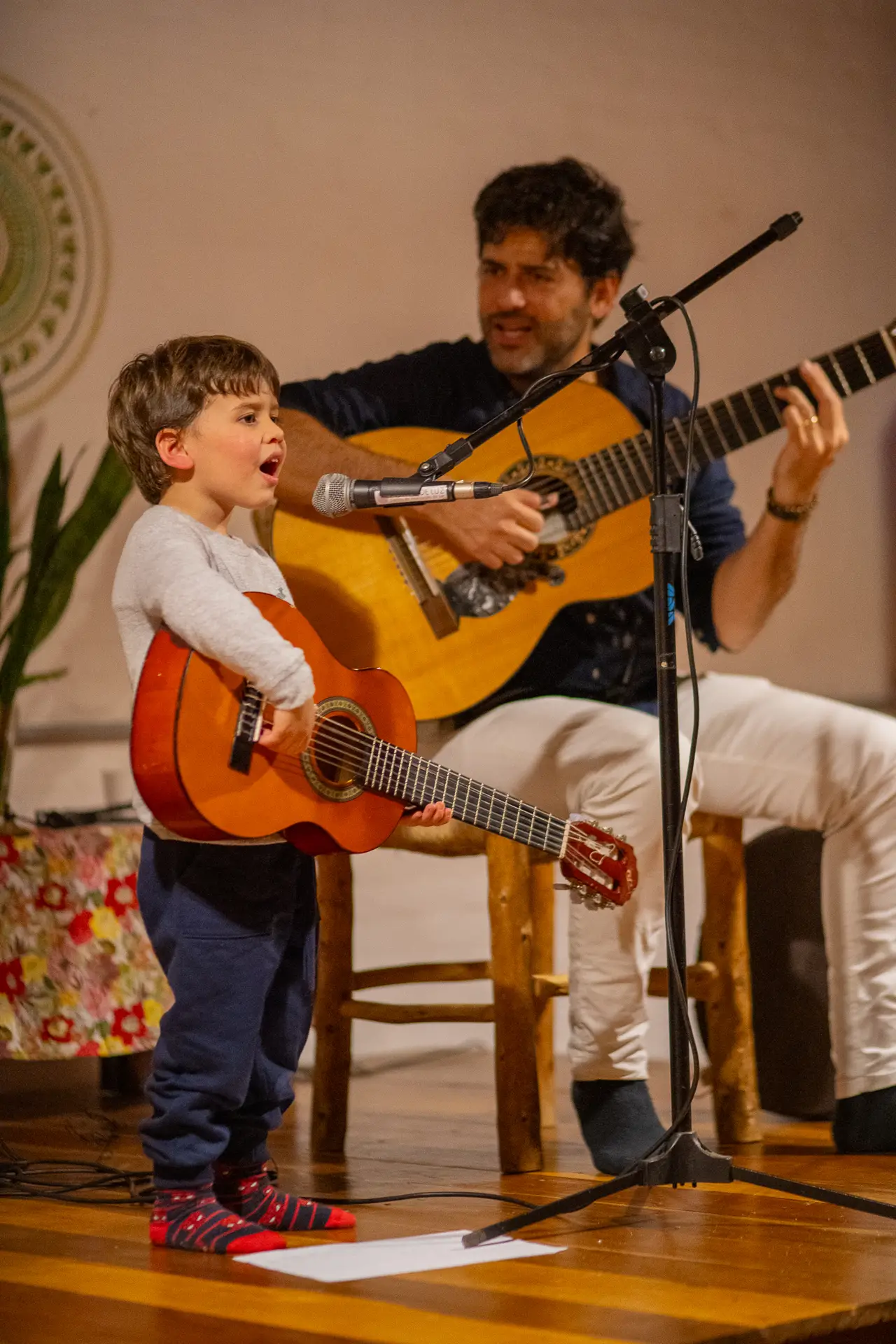 Momento de criatividade e brincadeira na natureza do hotel